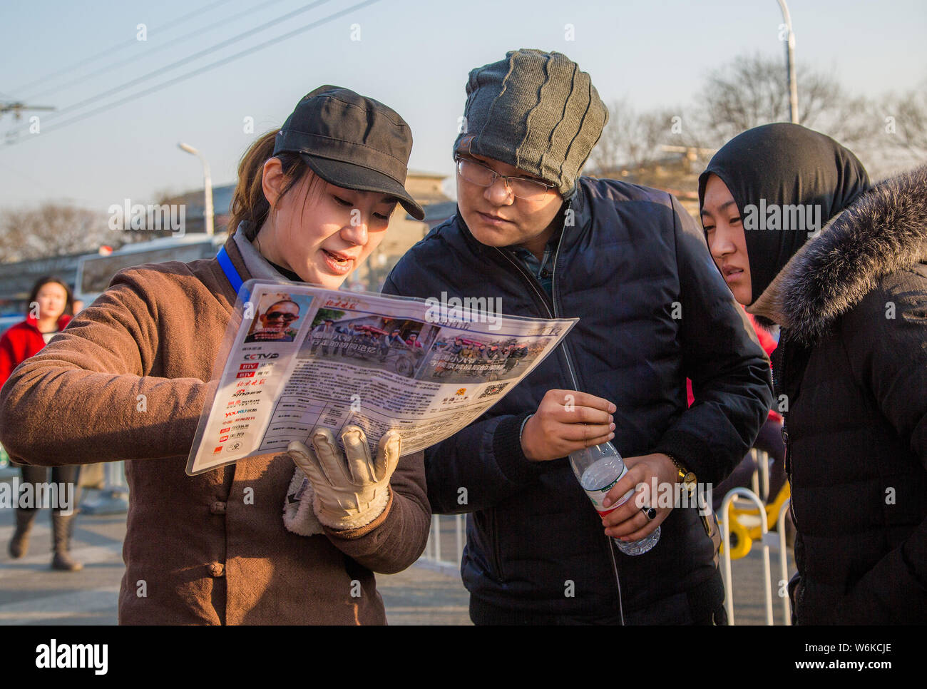 Chinesin Li Geyin, Mitglied der traditionell von Männern nur Dreirad fahren Team Houhai Baye, die Touren im Herzen von Peking leitet, interagiert, wi Stockfoto