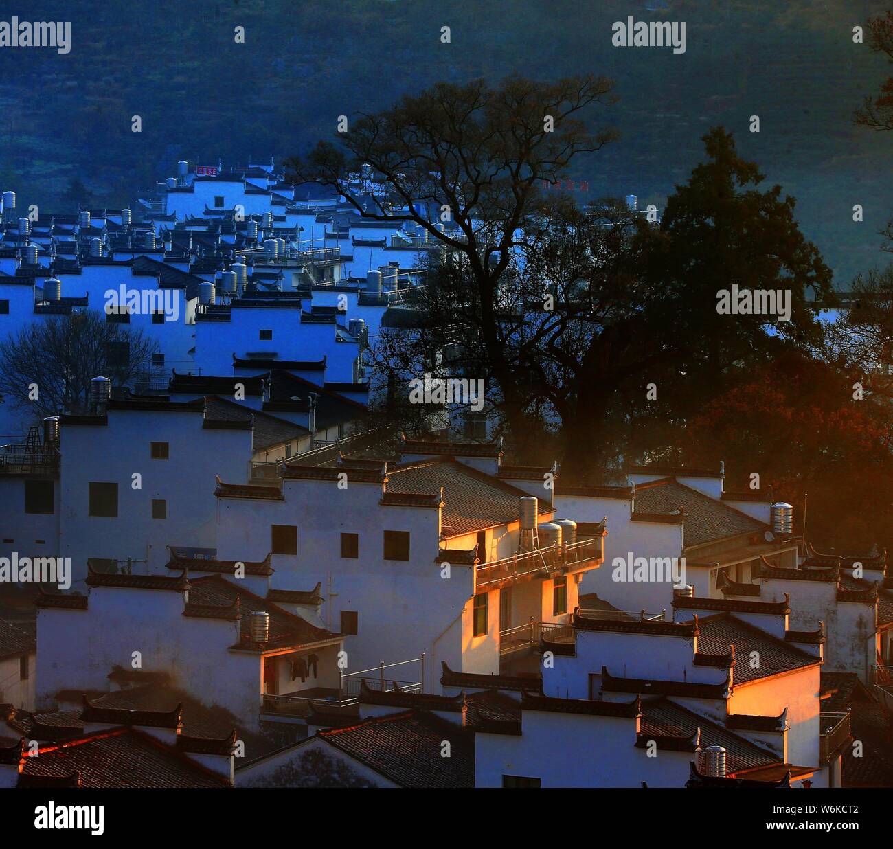 Winterlandschaft von alten Häusern mit Mau Tou Wand (Pferdekopf an der Wand) mit Rauch von Küche, Schornsteine in Wuyuan County, Stadt Shangrao, East China Ji Stockfoto