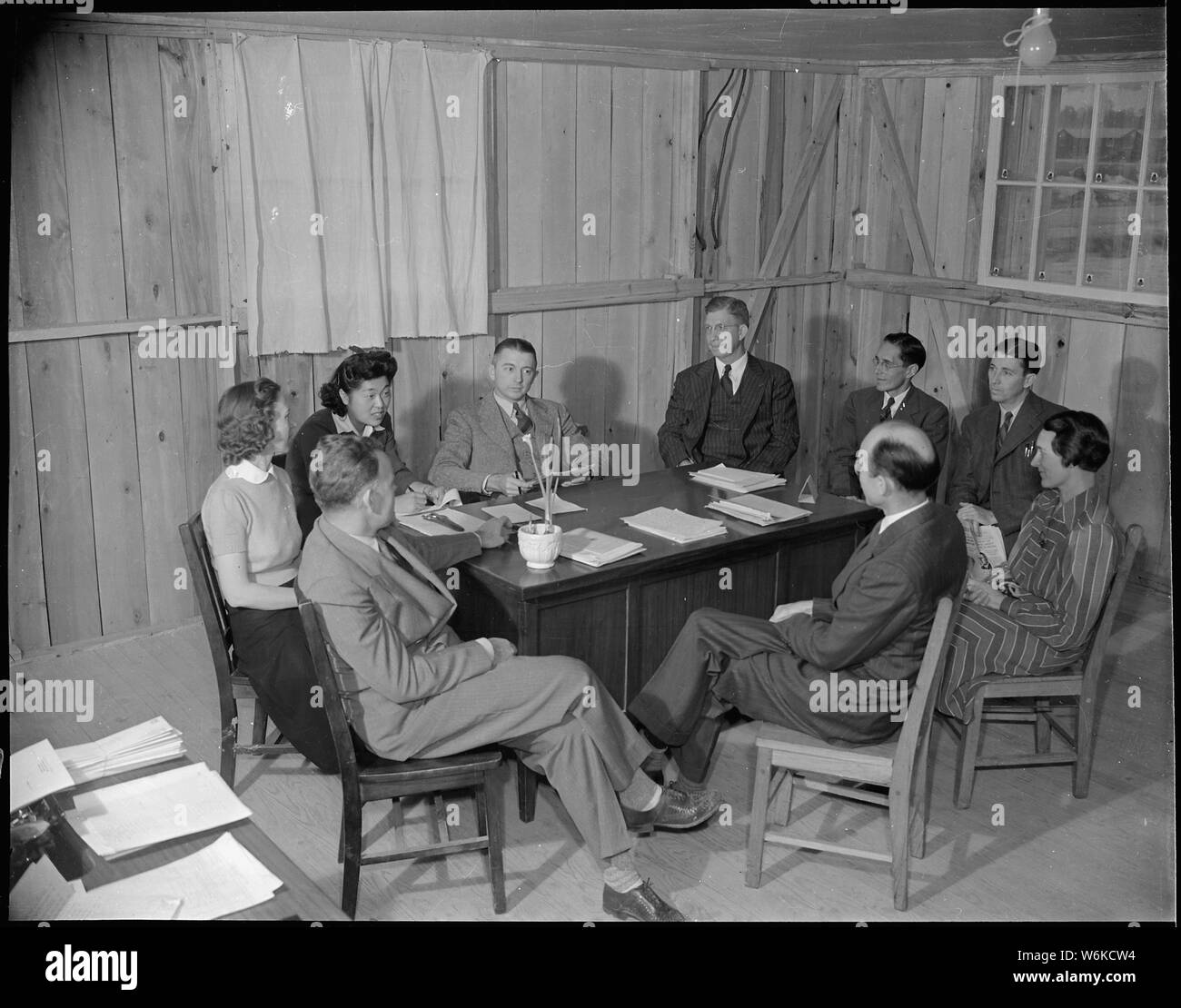 Rohwer Relocation Center, McGehee, Arkansas. J. A. Trice, Betriebsleiter der Schulen, und die Mitarbeiter. Stockfoto