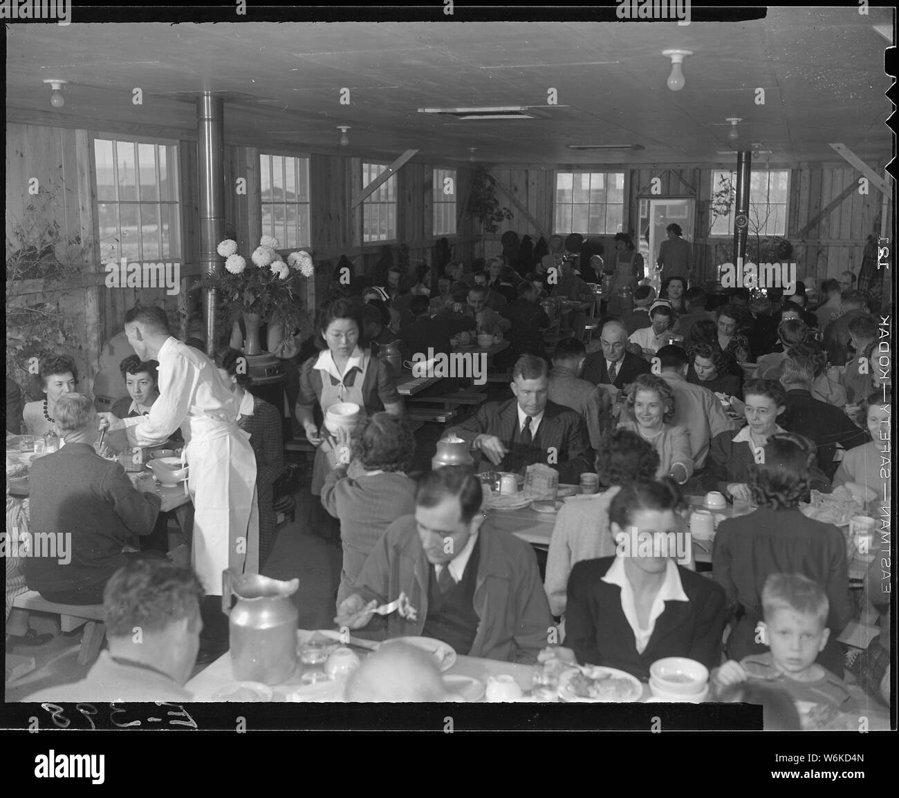 Rohwer Relocation Center, McGehee, Arkansas. Die Thanksgiving Tag Abendessen im Personal- Halle. Stockfoto