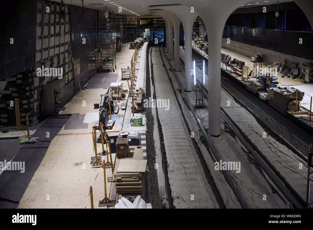 Berlin, Deutschland. 01 Aug, 2019. Baumaterialien sind auf den Plattformen der Baustelle des künftigen U-Bahn Linie U5 bis zur U5 info Station vor dem Roten Rathaus entfernt. Credit: Carsten Koall/dpa/Alamy leben Nachrichten Stockfoto