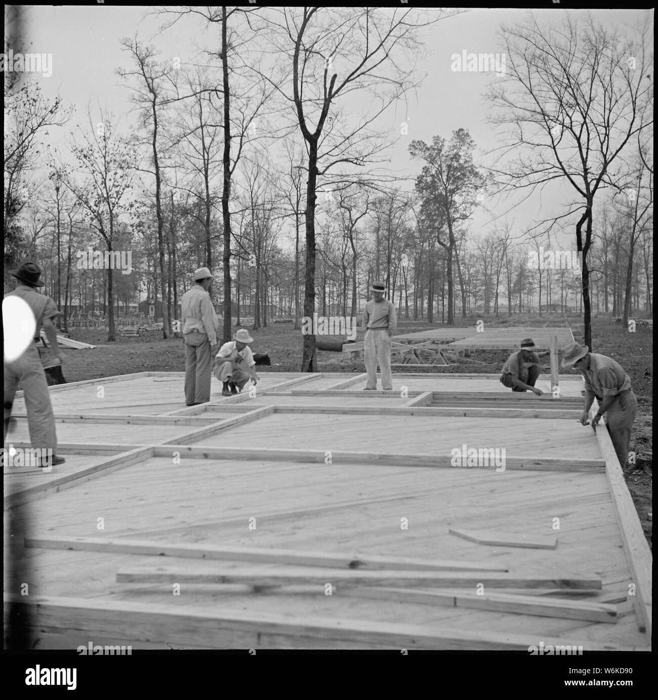 Rohwer Relocation Center, McGehee, Arkansas. Ehrenamtliche sind hier Bau von Wohnungen für. . .; Umfang und Inhalt: Der vollständige Titel für dieses Foto lautet: Rohwer Relocation Center, McGehee, Arkansas. Ehrenamtliche sind hier Bau von Wohnungen für das Verwaltungspersonal. Stockfoto