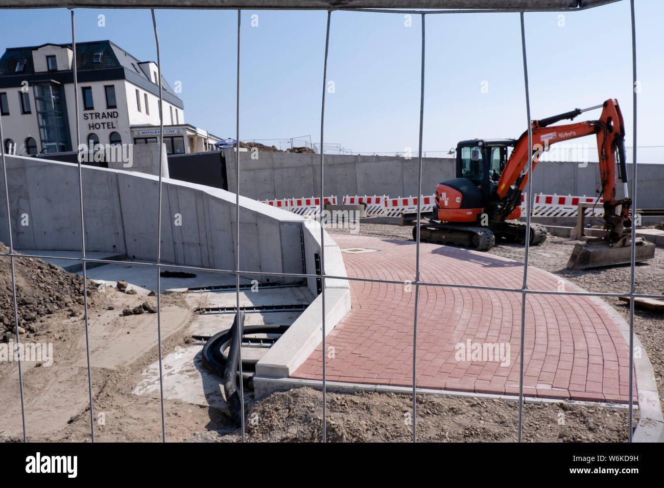 30 Juli 2019, Schleswig-Holstein, Dagebüll: Neue pflastersteine liegen innerhalb einer Baustelle am Deich am Dagebüller Hafen. Seit Anfang März, der Stöpe, eine verschließbare Passage im Deich, wurde erneuert. (Dpa' die Bauarbeiten am Deich Passage in Dagebüll machen gute Fortschritte') Foto: Frank Molter/dpa Stockfoto