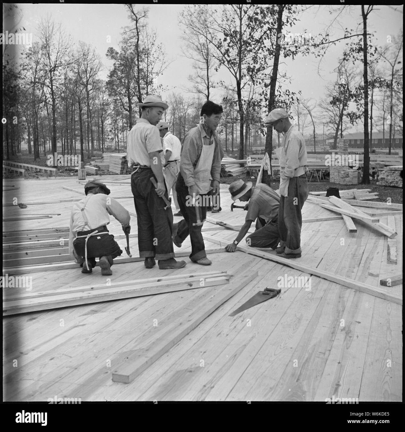 Rohwer Relocation Center, McGehee, Arkansas. Ehrenamtliche Mitarbeiter Bau von Wohnungen für die admi. . .; Umfang und Inhalt: Der vollständige Titel für dieses Foto lautet: Rohwer Relocation Center, McGehee, Arkansas. Ehrenamtliche Mitarbeiter Bau von Wohnungen für die Mitarbeiter der Verwaltung. Stockfoto