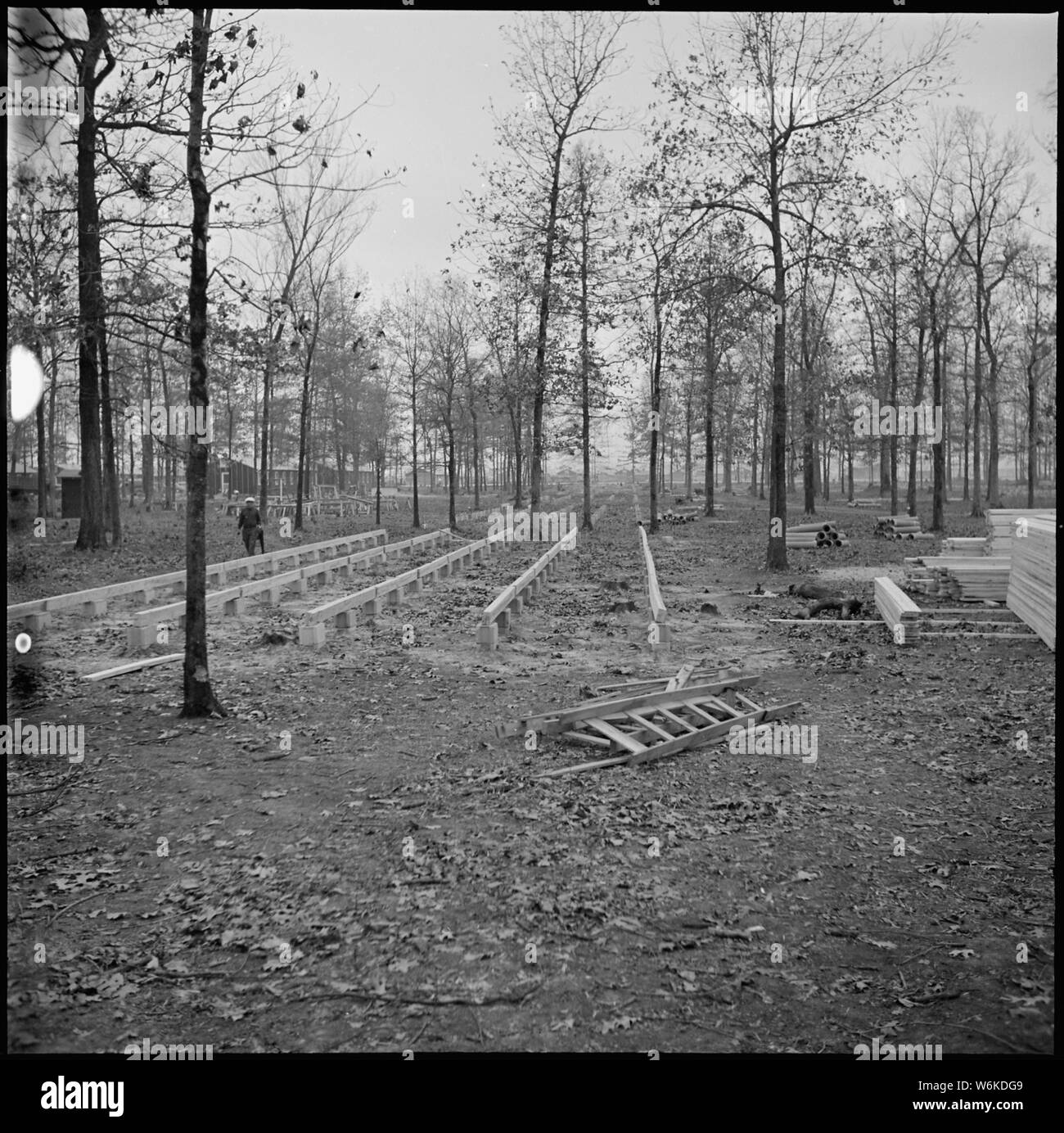 Rohwer Relocation Center, McGehee, Arkansas. Ehrenamtliche sind hier Bau von Wohnungen für. . .; Umfang und Inhalt: Der vollständige Titel für dieses Foto lautet: Rohwer Relocation Center, McGehee, Arkansas. Ehrenamtliche sind hier Bau von Wohnungen für das Verwaltungspersonal. Stockfoto