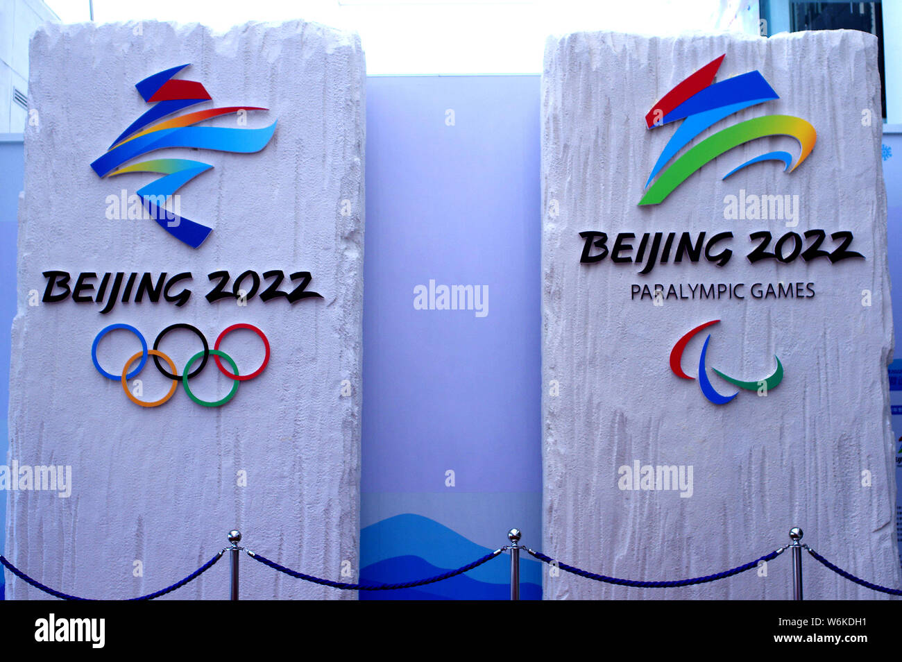Blick auf die offizielle Embleme der Beijing 2022 Olympischen und Paralympischen Winterspiele auf Anzeige an der Beijing National Aquatics Center, auch bekannt als Stockfoto