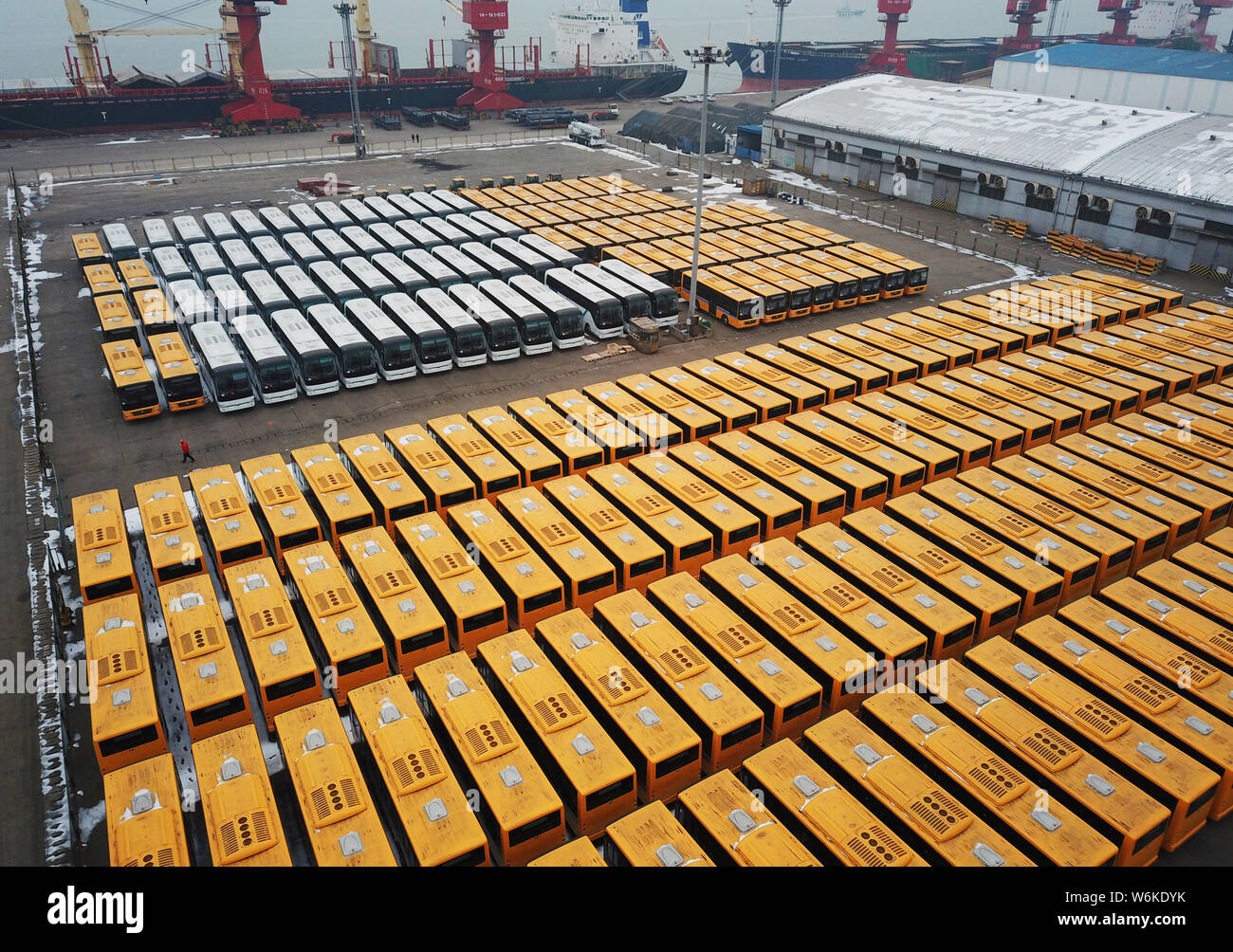 Passagierbusse Made in China sind im Hafen von Lanzhou gefüttert, bevor im Ausland in Lanzhou Stadt verfrachtet, der ostchinesischen Provinz Jiangsu, Stockfoto