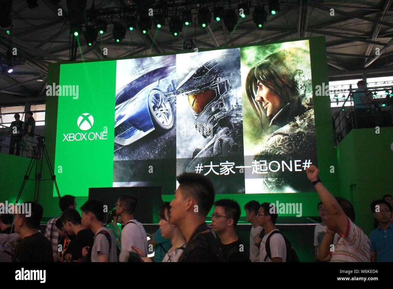 ---- Besucher Masse der Stand von Microsoft's Xbox Konsolen während der China Digital Entertainment Expo, auch als ChinaJoy 2015 bekannt, in Sh Stockfoto
