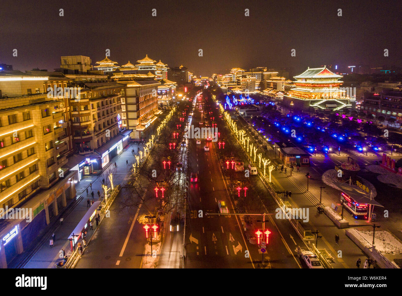 Luftaufnahme der Glockenturm, Gebäude und Straßen in der Nacht in der Stadt Xi'an, Provinz Shaanxi im Nordwesten Chinas, 28. Januar 2018. Stockfoto