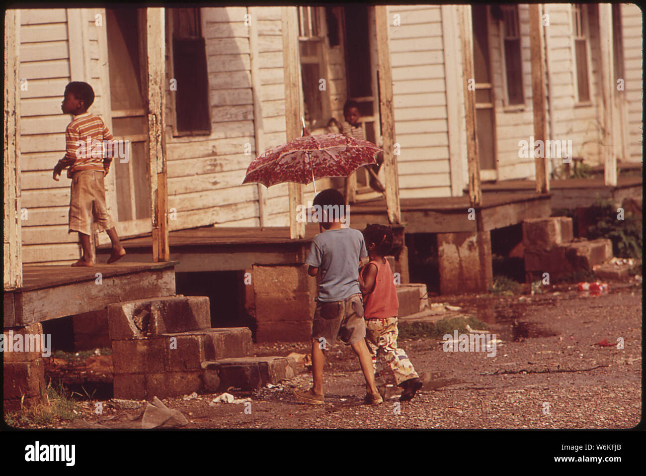 Szene IN WENIG KOREA, SOUTH BIRMINGHAM. Trotz vieler Fortschritte auf dem Weg zur Gleichbehandlung ohne Unterschied der Rasse IN DEN LETZTEN ZEHN JAHREN, Taschen von SUBSTANDARDWOHNUNGEN WIE DIESE ZEIGEN, DASS NOCH VIEL GETAN WERDEN Stockfoto