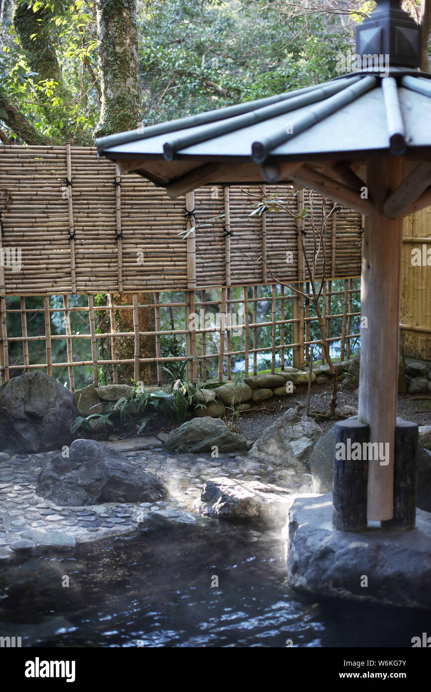 Blick auf eine Thermalquelle im Freien bei japanischen kulturellen Erbes Ochiairo Murakami in Izu, Japan, 3. Februar 2017. Registrierte einen konkreten kulturellen Prop Stockfoto