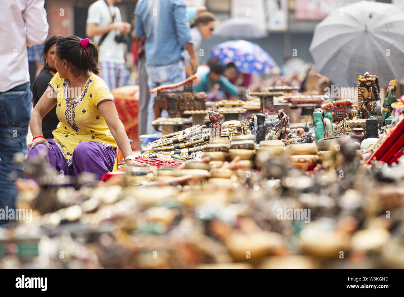 Einige Straßenhändler verkaufen Souvenirs in Kathmandu Durbar Square. Stockfoto