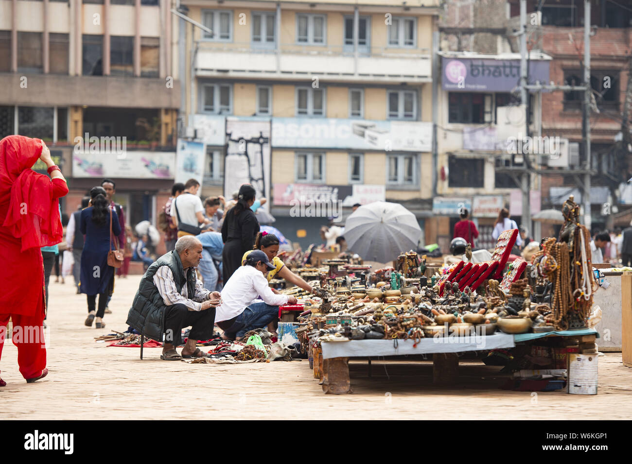 Einige Straßenhändler verkaufen Souvenirs in Kathmandu Durbar Square. Stockfoto