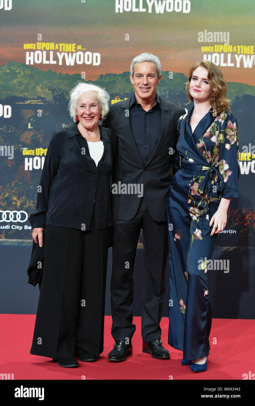 Berlin, Deutschland. 01 Aug, 2019. Gedeon Burkhard mit Tochter Gioia (r) und Mutter Elisabeth von Molo kommen, um die Premiere des Films 'Once upon a time in Hollywood" mit dem Cinestar am Potsdamer Platz. Die Hollywood Produktion startet am 15.08.2019 in die deutschen Kinos. Foto: Jens Kalaene/dpa-Zentralbild/dpa/Alamy leben Nachrichten Stockfoto