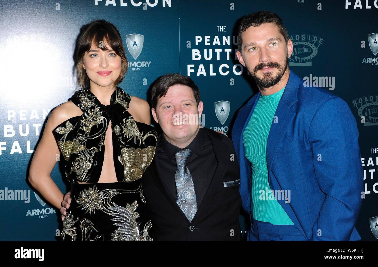 Los Angeles, CA. 1 Aug, 2019. Dakota Johnson, Zack Gottsagen, Shia LaBeouf in der Ankunftshalle für die ERDNUSSBUTTER FALCON Screening, ArcLight Hollywood, Los Angeles, CA August 1, 2019. Credit: Elizabeth Goodenough/Everett Collection/Alamy leben Nachrichten Stockfoto