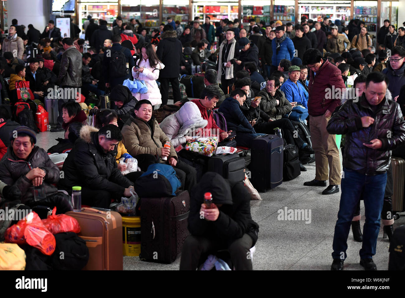 Die fahrgäste an einem Busbahnhof aufgrund von Verspätungen und Annullierungen von schweren Schneestürmen in Hefei Stadt warten, der ostchinesischen Provinz Anhui, Stockfoto