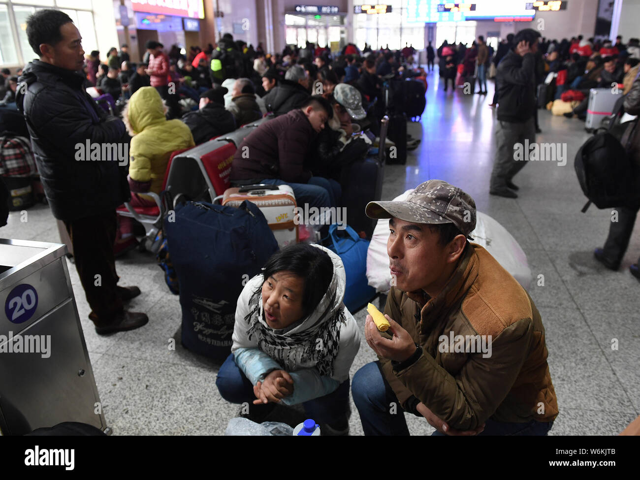 Die fahrgäste an einem Busbahnhof aufgrund von Verspätungen und Annullierungen von schweren Schneestürmen in Hefei Stadt warten, der ostchinesischen Provinz Anhui, Stockfoto