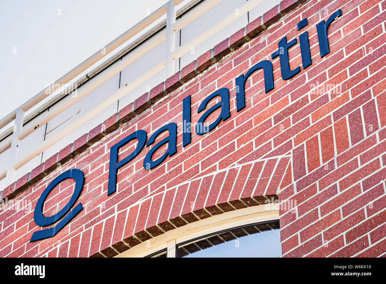 Juli 26, 2019 in Palo Alto/CA/USA - palantir Logo an ihrem Hauptsitz im Silicon Valley angezeigt; Palantir Technologien ist eine private Amerikanische software unternehmen Stockfoto