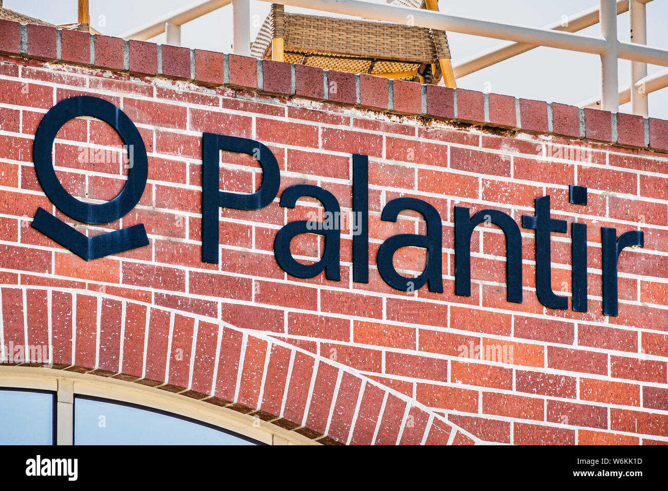 Juli 26, 2019 in Palo Alto/CA/USA - palantir Logo an ihrem Hauptsitz im Silicon Valley angezeigt; Palantir Technologien ist eine private Amerikanische software unternehmen Stockfoto