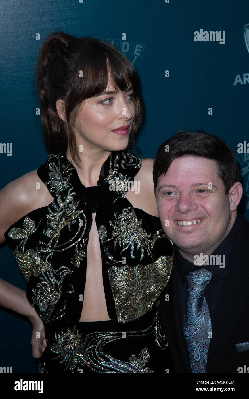 Los Angeles, USA. 12 Sep, 2018. Dakota Johnson und Zack Gottsagen der Special Screening der Erdnussbutter Falcon at ArcLight Hollywood Kinos besuchen am 1. August 2019 in Los Angeles, Kalifornien: Das Foto Access/Alamy leben Nachrichten Stockfoto