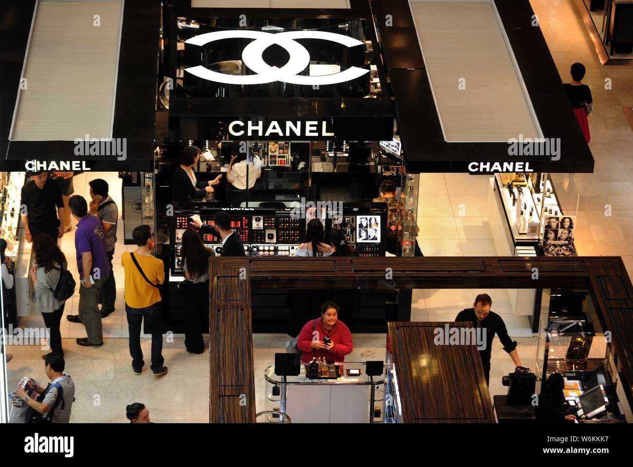 Chinesische Kunden Online-Shop für Kosmetik und Hautpflege Produkte auf  einen Zähler von Chanel am Kaufhaus Galeries Lafayette während der 2016'  Stockfotografie - Alamy