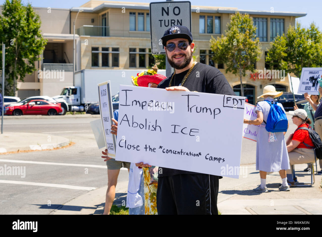 Juli 26, 2019 in Palo Alto/CA/USA - Demonstrant hält ein Schild mit den Meldungen "Trump anzuklagen', 'Abschaffung ICE" und "Schließen Sie das Konzentrationslager' Stockfoto