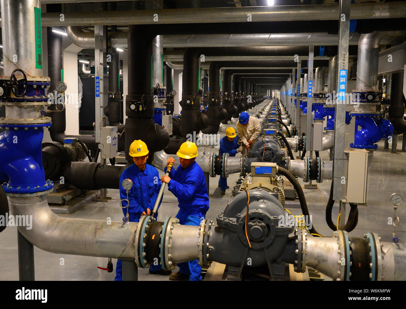 Die chinesischen Arbeiter die Arbeit dem Xianyang High Tech Industrial Development Zone für CEC ¤ Xianyang 8.6 - Generation LCD-Panel Production Line Projekt in Xiany Stockfoto