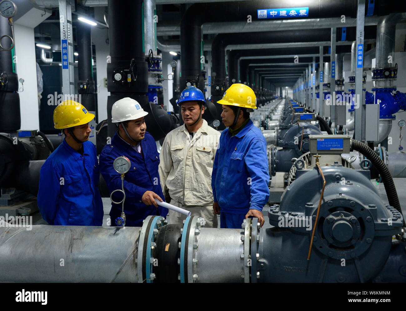 Die chinesischen Arbeiter die Arbeit dem Xianyang High Tech Industrial Development Zone für CEC ¤ Xianyang 8.6 - Generation LCD-Panel Production Line Projekt in Xiany Stockfoto