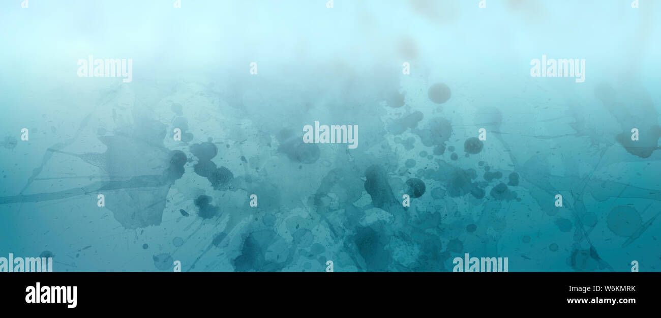 Hellblau artsy Hintergrund mit Aquarellfarbe Tropfen Tropfen und Spritzer Textur und Neblig trübe weiße gradient Grenze design Stockfoto