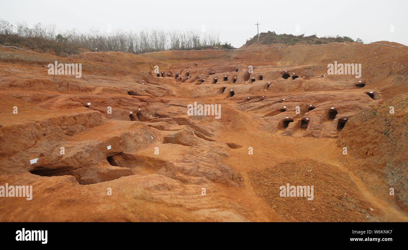 Blick auf eine Gruft, die in einen Cluster aus der Han Dynastie und Wei-Jin Periode (206 V.CHR.-420 N.CHR.) Gefunden auf hohen Klippen in Zhengxing Stadt Chengdu City, Sou Stockfoto