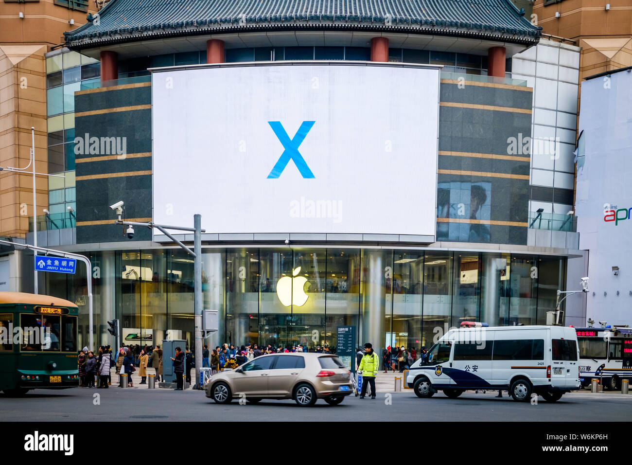 ---- Chinese Fußgänger vorbei eine Anzeige für iPhone X vor einem Apple Store in Peking, China, Smartphone, vom 7. Januar 2018. iPhone u Stockfoto
