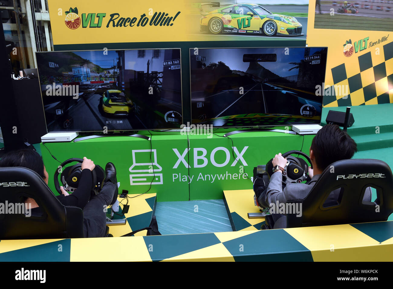 ---- Besucher Spielen elektronischer Spiele auf der Microsoft Xbox Konsolen während einer Ausstellung in Hongkong, China, 3. November 2017. Microsoft Stockfoto