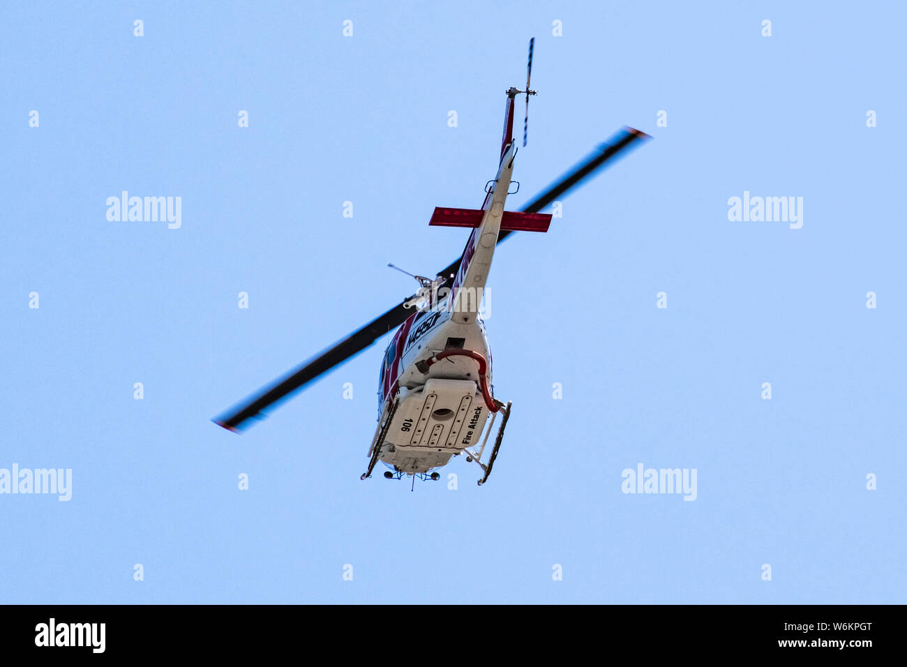 Juli 24, 2019 Sunnyvale/CA/USA - Cal Fire (Kalifornien Abteilung der Forstwirtschaft und Brandschutz) Hubschrauber die Reaktion auf einen Notruf, Stockfoto