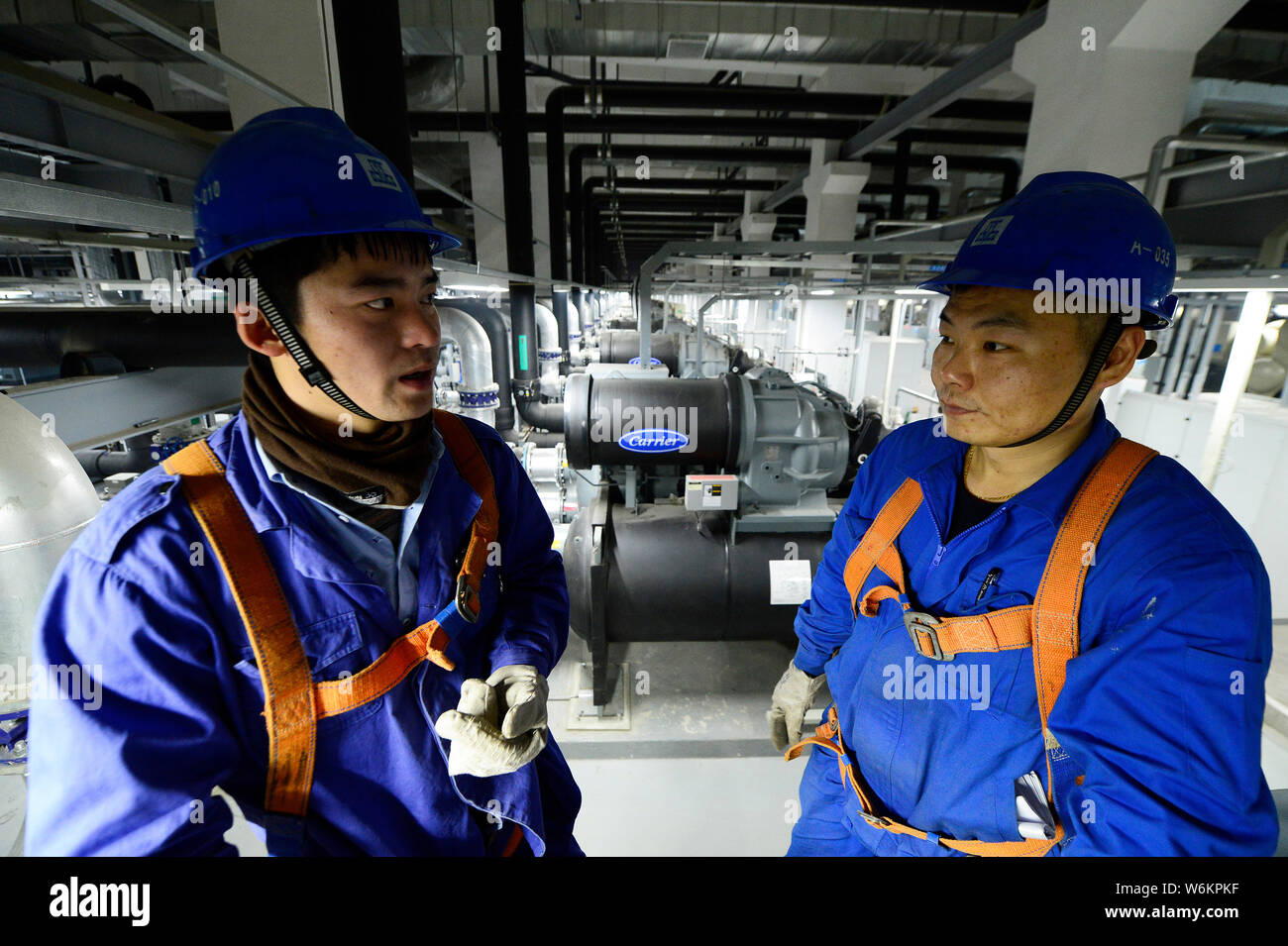 Die chinesischen Arbeiter die Arbeit dem Xianyang High Tech Industrial Development Zone für CEC ¤ Xianyang 8.6 - Generation LCD-Panel Production Line Projekt in Xiany Stockfoto