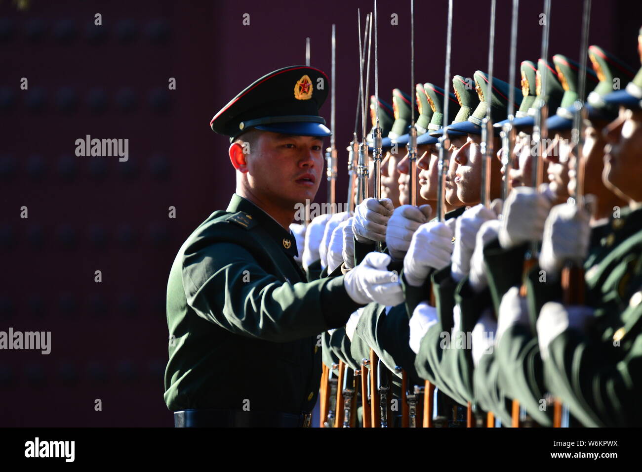 Die Ehrengarde des chinesischen Volksbefreiungsarmee (PLA) Teilnahme an einer Schulung nach der nationalen Flagge - Anhebung Zeremonie am Beiji Stockfoto