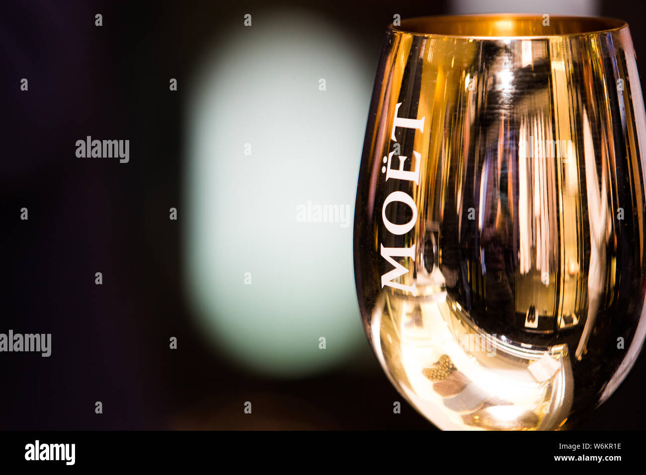Glass of moet champagne -Fotos und -Bildmaterial in hoher Auflösung – Alamy