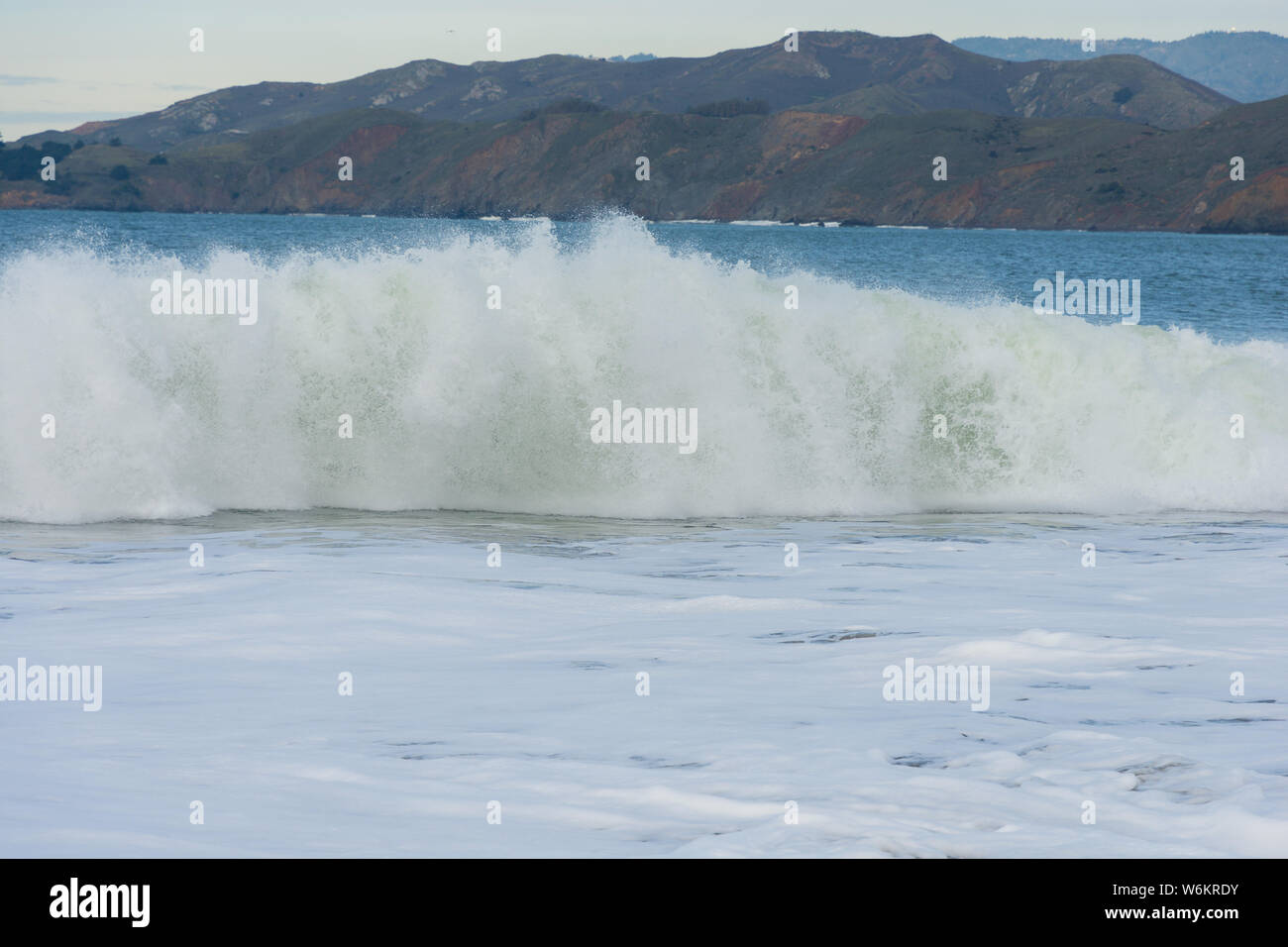 White Ocean Waves in der San Francisco Bay im Februar Stockfoto