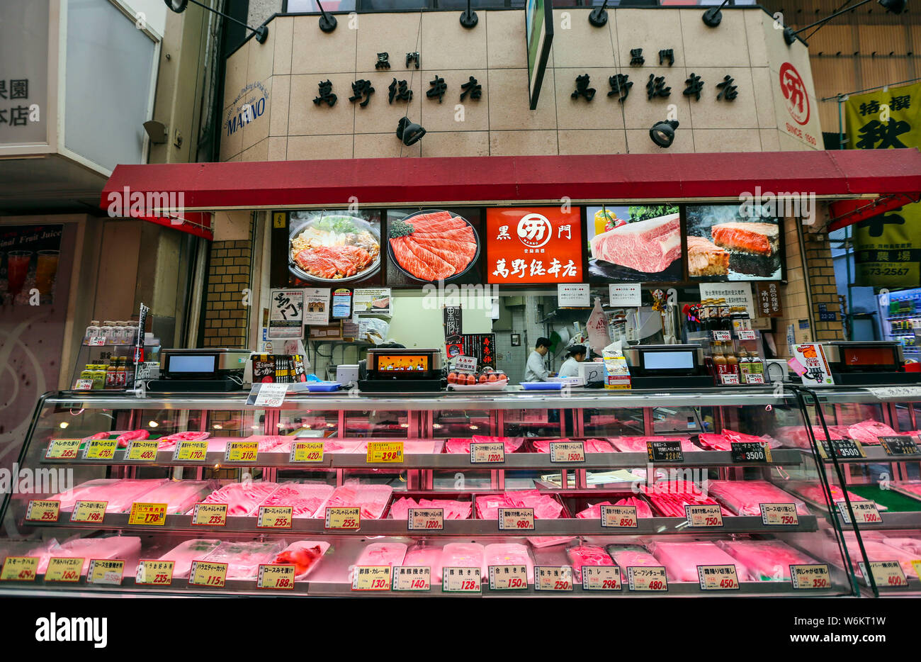 Ansicht eines Fleisch Shop am: Kuromon Ichiba Markt in Osaka, Japan, 19. November 2017. : Kuromon Ichiba ist ein lebhafter Markt erstreckt sich für 58 Stockfoto