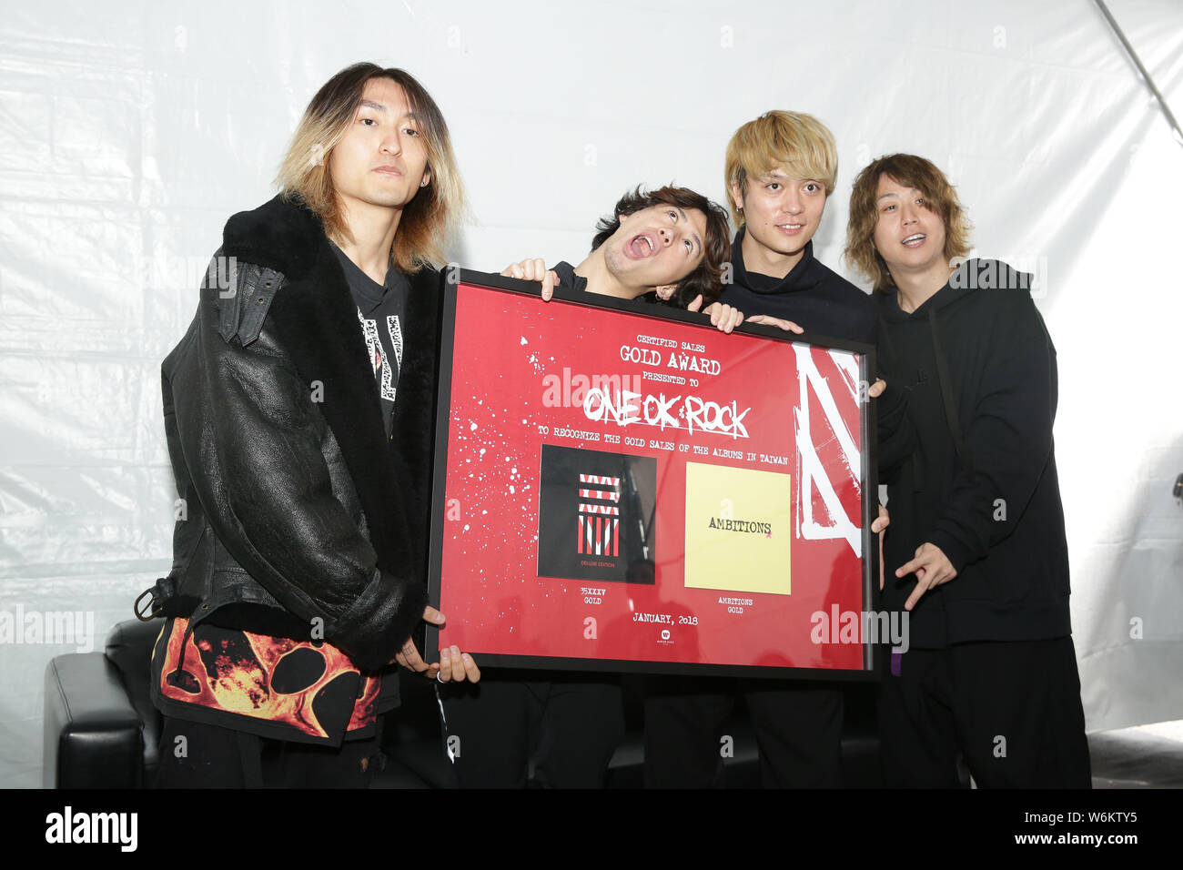 ** TAIWAN AUS ** Mitglieder der japanischen Rock Band One Ok Rock nehmen an einer Pressekonferenz für Ihre "Ambitionen Asien Tour 2018' conert in Taipei, Taiwan, 27 Ja Stockfoto