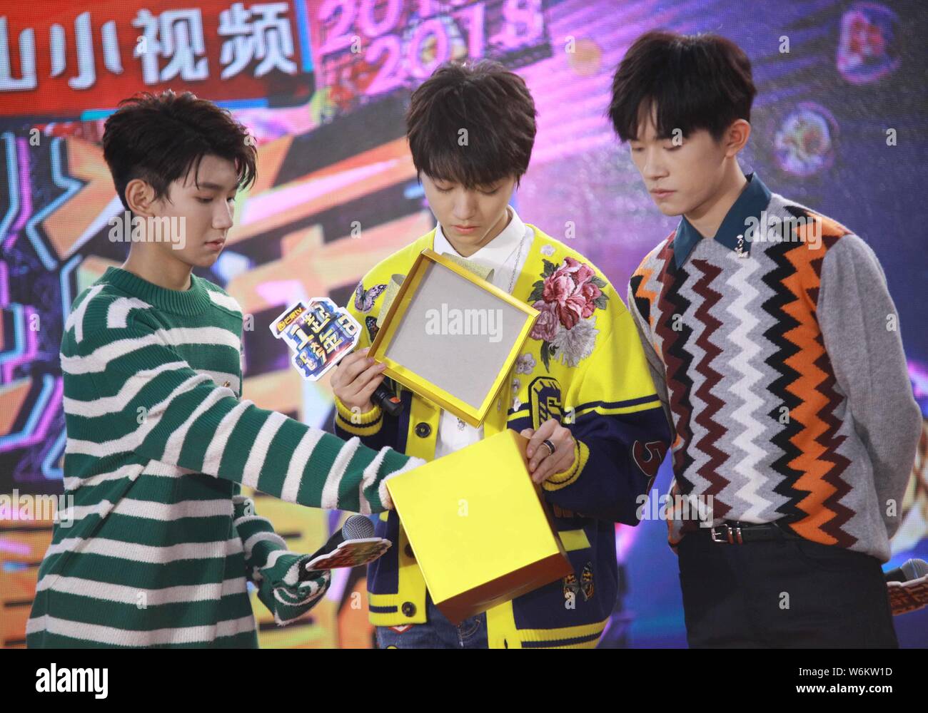 (Von links) Roy Wang oder Wang Yuan, Wang Karry oder Wang Junkai und Jackson Yee oder Yi Yangqianxi der Chinesischen boy group TFBoys Pose auf einer Pressekonferenz Stockfoto