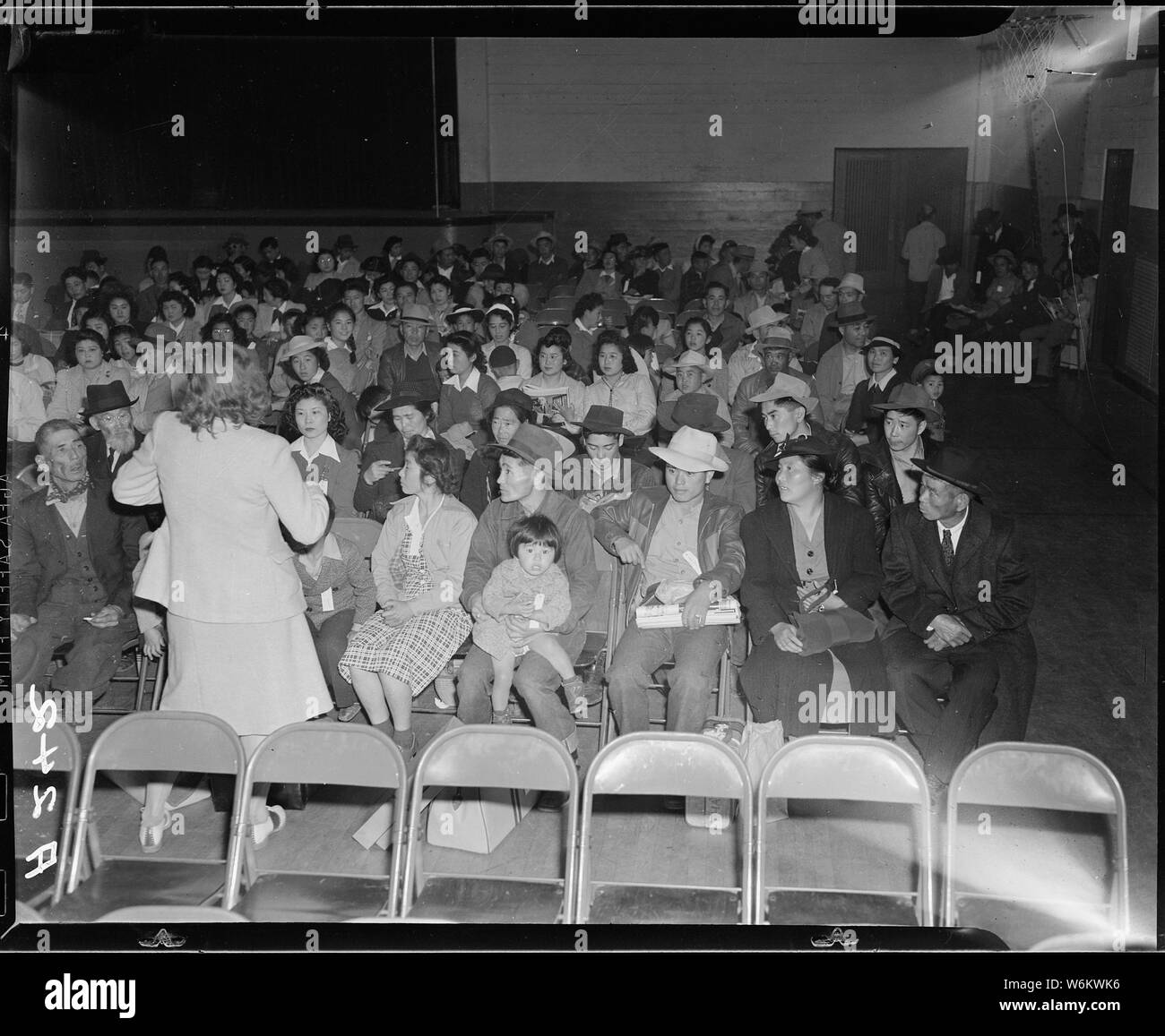 Salinas, Kalifornien. In Familiengruppen sitzt, umsiedler von japanischen Vorfahren Check in im Armory befo. . .; Umfang und Inhalt: Der vollständige Titel für dieses Foto lautet: Salinas, Kalifornien. In Familiengruppen sitzt, umsiedler von japanischen Vorfahren Check in im Armory, bevor er in die Salinas Sammelstelle. Sie werden später in den Krieg Umzug Behörde übertragen werden Zentren für die Dauer. Stockfoto