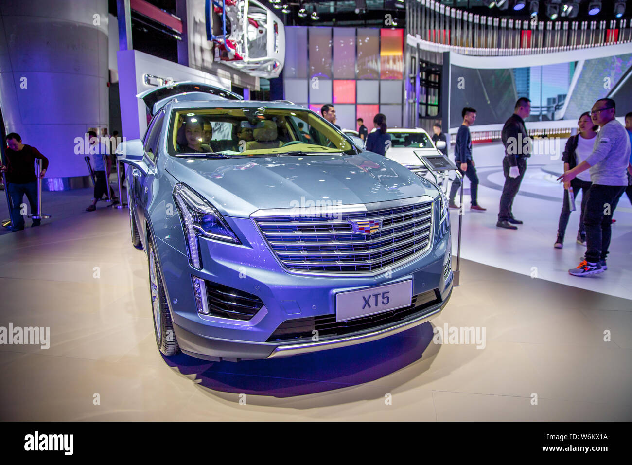 ---- Ein Cadillac XT5, ein Joint Venture zwischen der SAIC Motor und General Motors, ist auf Anzeige während des 15 China (Guangzhou) Internationale Automobil Stockfoto