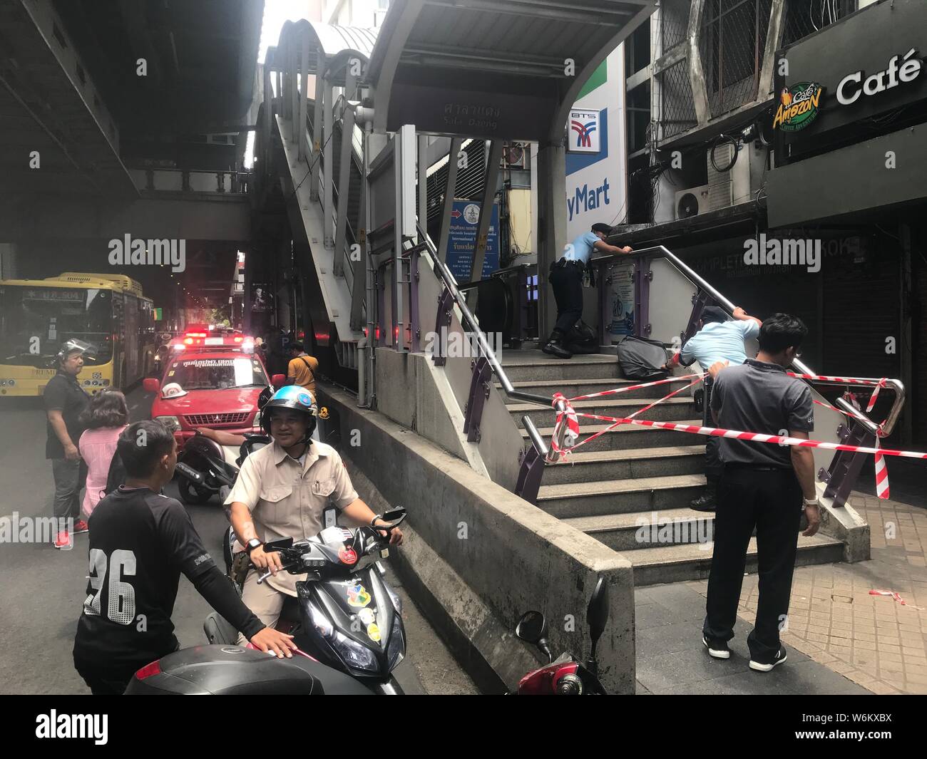 Bangkok, Thailand. 02 Aug, 2019. Thailändische Polizei den geschäftigen Skytrain station Salah Daeng Block nach Explosionen mehrerer Sprengsätze in der Hauptstadt Bangkok. Mindestens 2 Menschen wurden bei der Explosion von mehreren kleinen Sprengkörper in Thailands Hauptstadt Bangkok verletzt. Credit: Christoph Sator/dpa/Alamy leben Nachrichten Stockfoto