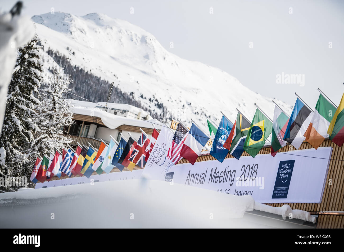 Ein Logo des World Economic Forum Jahrestagung 2018 abgebildet auf dem Dach eines Gebäudes vor der 48th World Economic Forum (WEF) jährlichen Beratungen ist Stockfoto Ein Logo des World Economic Forum Jahrestagung 2018 abgebildet auf dem Dach eines Gebäudes vor der 48th World Economic Forum (WEF) jährlichen Beratungen ist Stockfoto