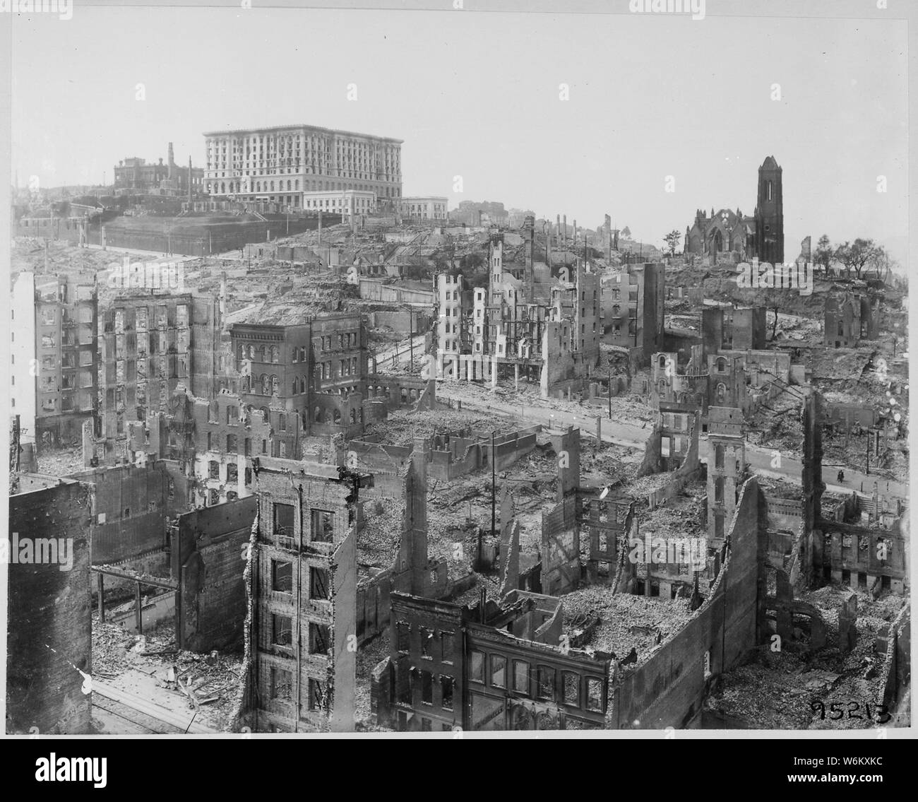 Erdbeben in San Francisco 1906: [Dies ist ein] Gebiet westlich von der Taylor Street, südlich von Sacramento Street, nördlich von Bush Street und westlich von Grant Avenue. Das große, weiße Gebäude ist das Fairmont Hotel. Die braune Gebäude aus Stein auf der linken Seite ist das Pacific Union Club in Kalifornien und Mason Straßen. Die Ruinen von einer großen Mauer umgeben sind die Ruinen der Mark Hopkins Kunst Institut Stockfoto