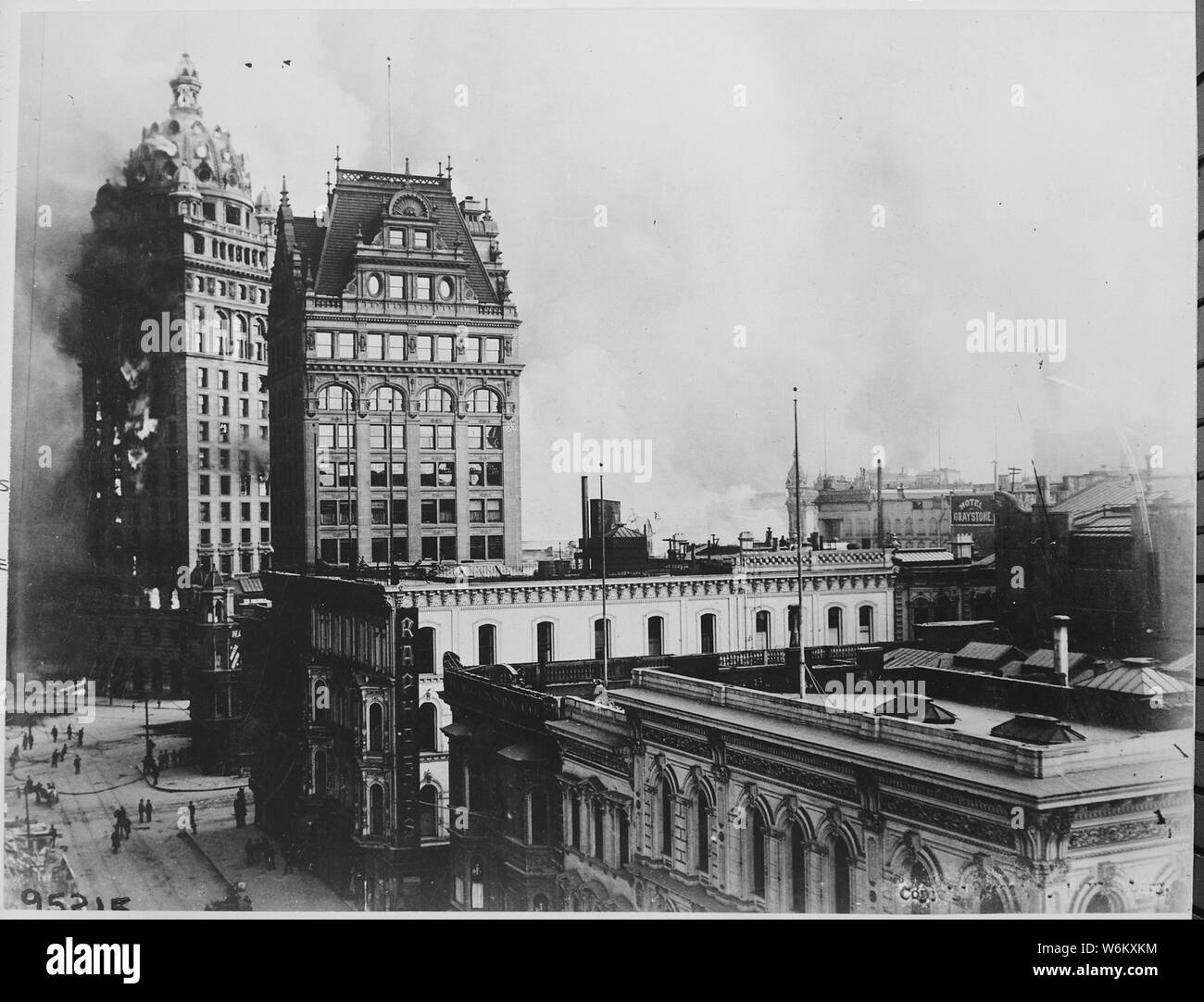 Erdbeben in San Francisco 1906: [Dies ist ein] Area in der Nähe von Kearny, Dritten, Markt und Geary Street. Dieses Foto wurde von einem Punkt auf der Kearny Street zwischen Geary und Beiträge Straßen berücksichtigt. Das große Gebäude ist der Claus-Spreckels oder rufen Sie an. Flammen aus den Fenstern des Gebäudes. Die gegenseitige Bank Gebäude und andere Gebäude in diesem Bereich waren zu der Zeit nicht gebrannt Dieses Foto aufgenommen wurde. Aber in späteren Bilder dieser ganze Bereich in Trümmern lag Stockfoto