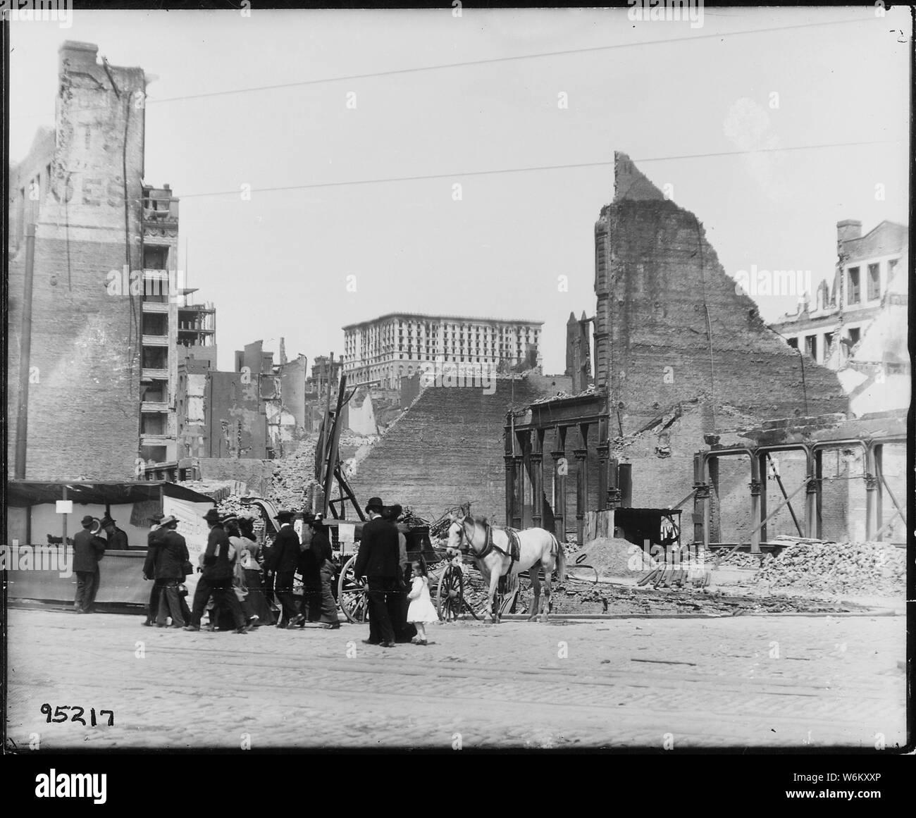 Erdbeben in San Francisco 1906: Ein Bereich, in der Nähe von Kalifornien und Mason Straßen mit dem Fairmont Hotel in der Ferne. Stockfoto