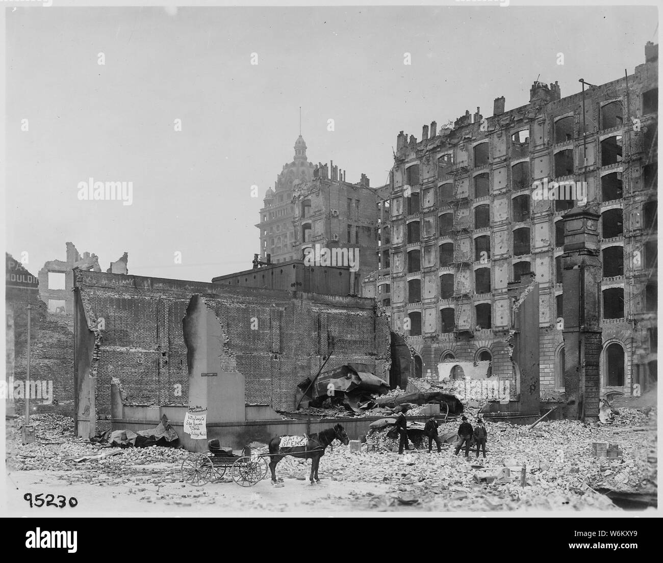 Erdbeben in San Francisco 1906: [Dies ist die] Kreuzung von Mission und New Montgomery Street. Zerstörte Gebäude auf der rechten Seite mit allen Windows ist die hintere oder Südseite des Palace Hotel. Das hohe Gebäude mit dem Fahnenmast auf die extreme Linke ist der Aufruf Gebäude Stockfoto