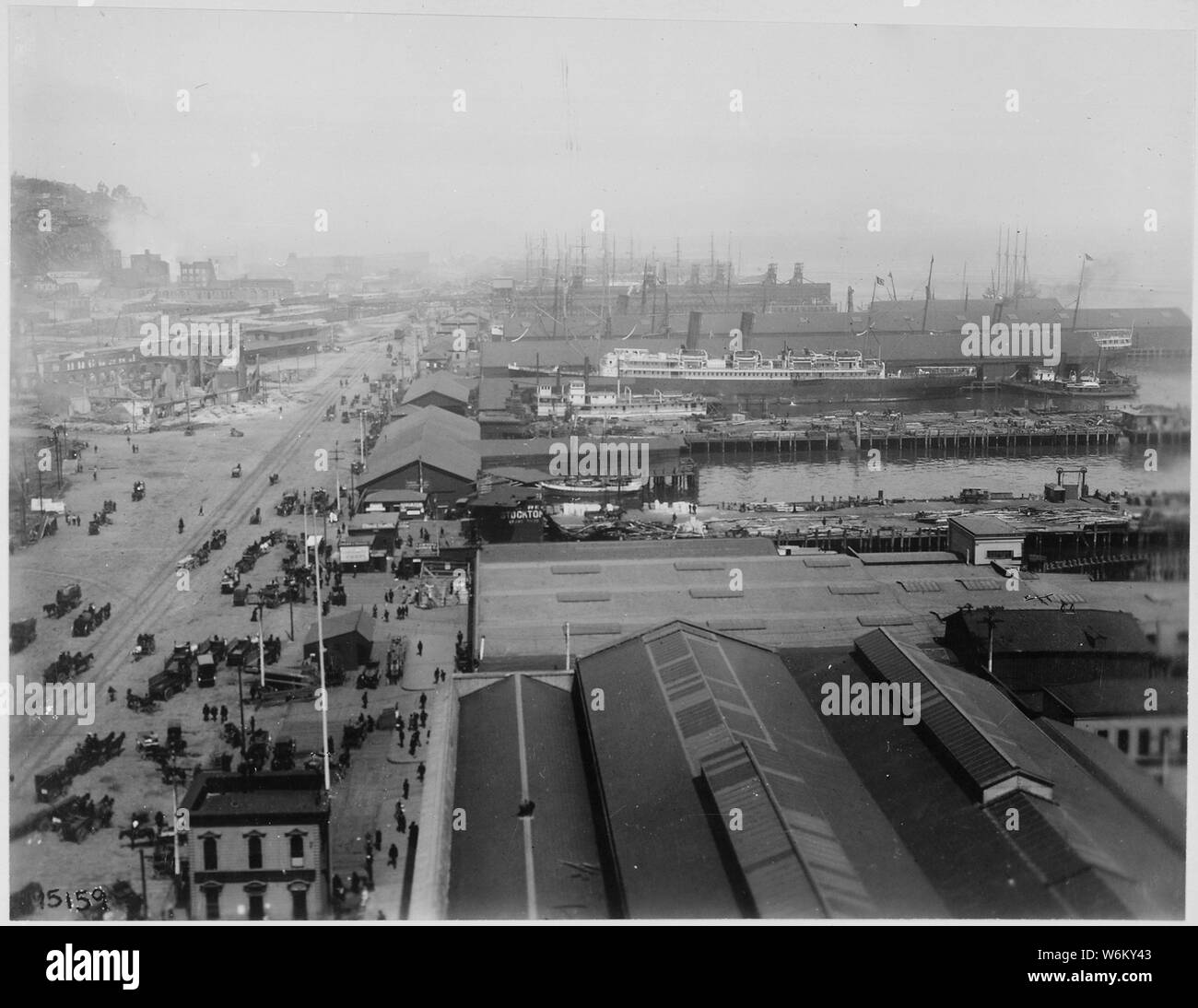 Erdbeben in San Francisco 1906: Die Küste, nördlich von dem Ferry Building, Piers 3, 5, 7, 9, 11, und 15. Die lange Straße vor der Pfeiler wurde als East Street im Jahre 1906 bekannt. [Umbenannt] Embarcadero Street. Die Gebäude auf der linken Seite des Kais und Kohle Bunker sind die Frachtkosten wirft der Nordwestlichen Pacific Railroad Company Stockfoto