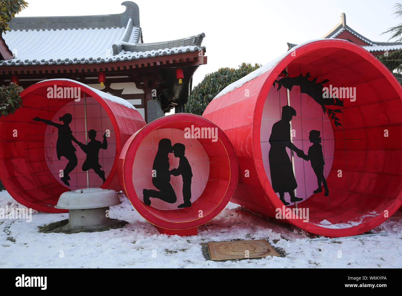 Mutter und Kind - themed schattenhafte Gestalt Laternen werden auf der Anzeige für die kommende Laternenfest am Tang Paradies in der Stadt Xi'an im Nordwesten Chinas S Stockfoto
